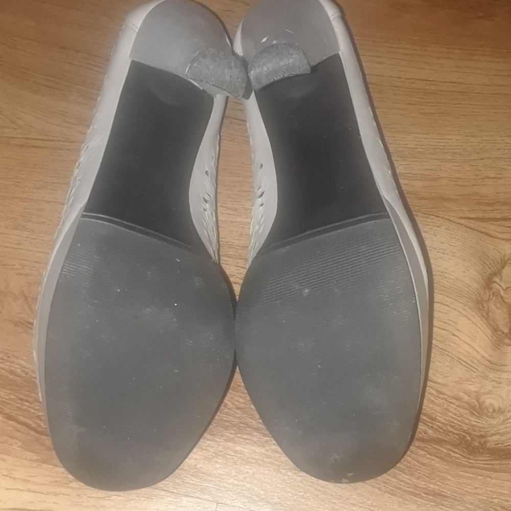 pumps - Picture 3 of 3